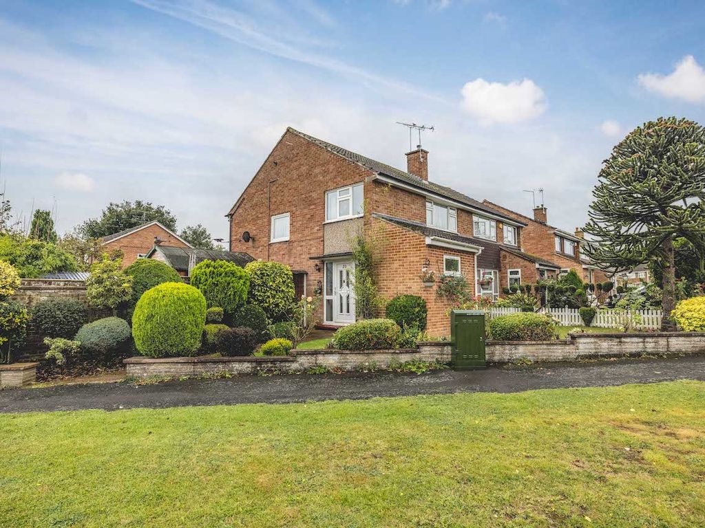 3 bed semidetached house for sale in Maypole Road, Taplow SL6, £