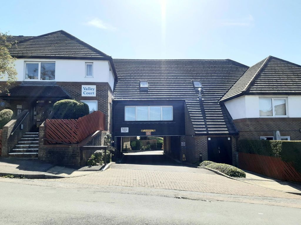 1 bed flat for sale in Beechwood Gardens, Caterham CR3, £60,000 Zoopla