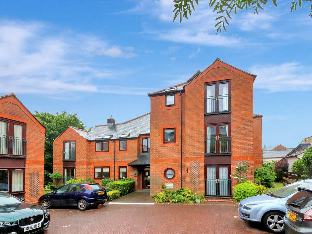 2 bed flat for sale in Saddlers Walk, High Street, Kings Langley WD4