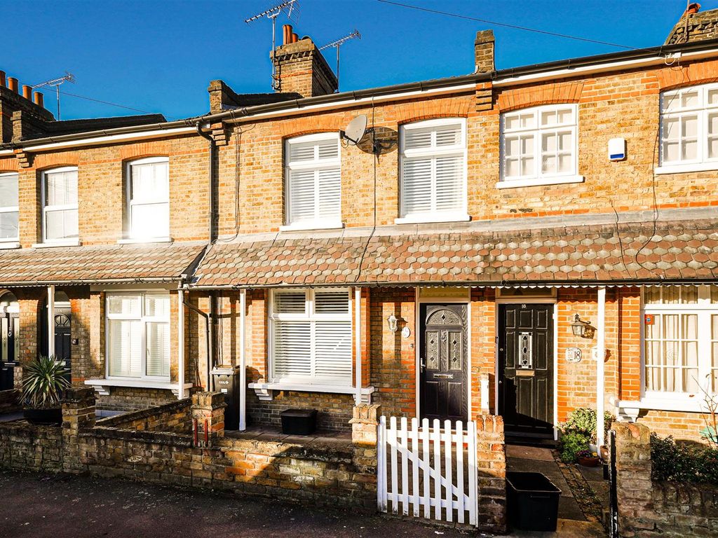 2 bed property for sale in Gainsborough Road, Woodford Green IG8, £