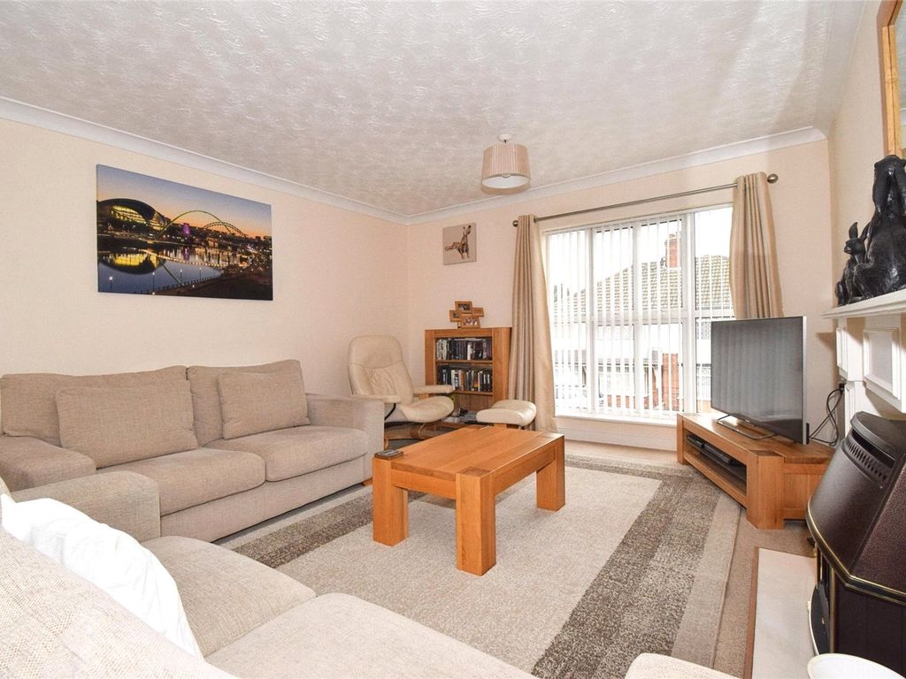 2 bed flat for sale in The Meadway, Birstall, Leicester, Leicestershire