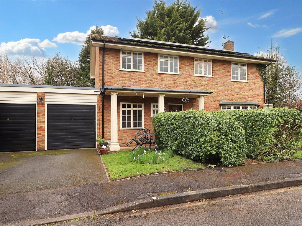 4 bed detached house for sale in Abbotsford Close, Woking GU22, £