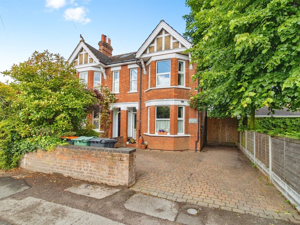 4 bed semidetached house for sale in Heath Road, Leighton Buzzard LU7