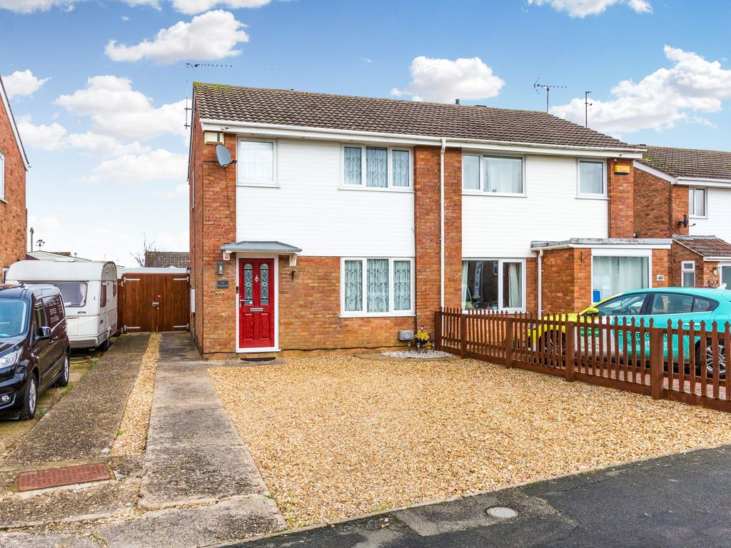 3 bed semidetached house for sale in Grangeway, Rushden NN10, £245,000