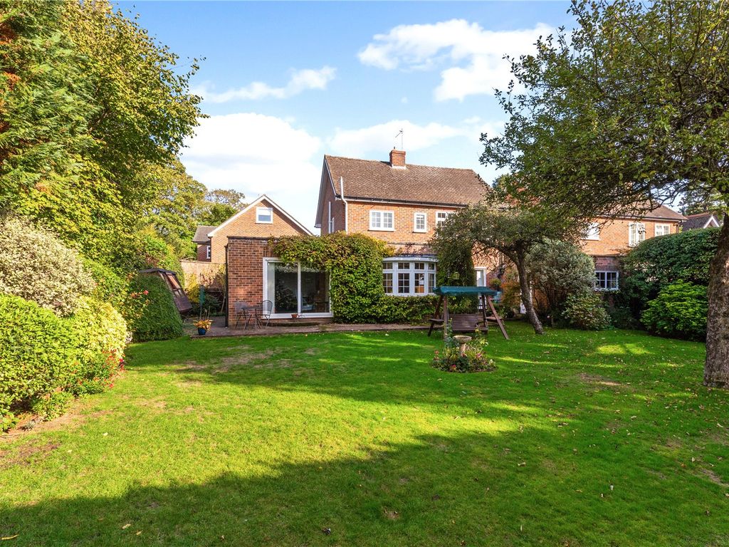 Woodland Close, Weybridge KT13  