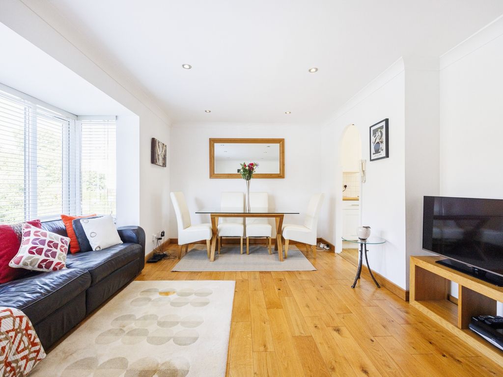 3 bed flat to rent in Linwood Close, Camberwell SE5, £2,600 pcm Zoopla