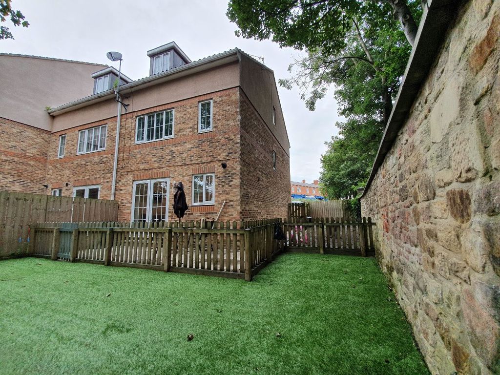 4 bed semidetached house for sale in Hawthorn Close, Benwell