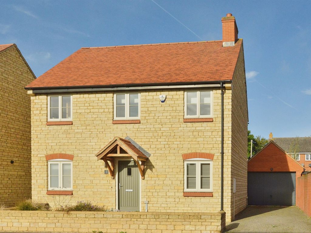 4 bed detached house for sale in River View, Old Stratford, Milton