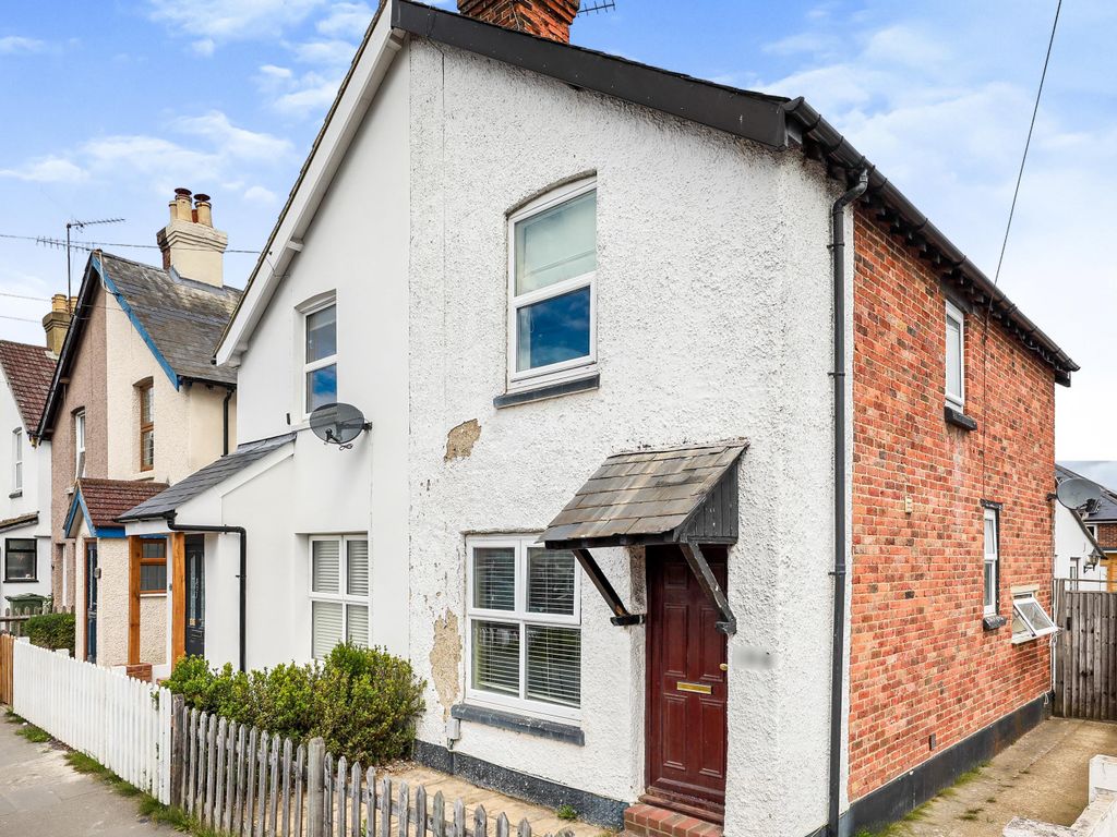 3 bed semidetached house for sale in Aldershot Road, Guildford, Surrey