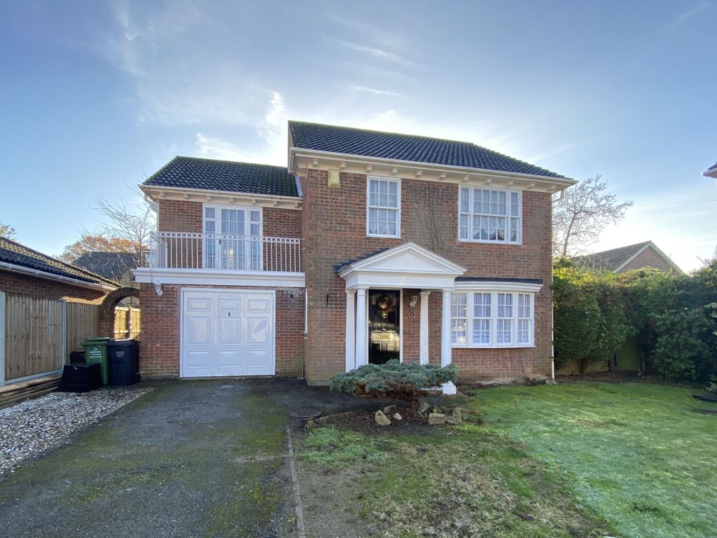 4 bed detached house for sale in Kennedy Avenue, Laindon, Basildon SS15