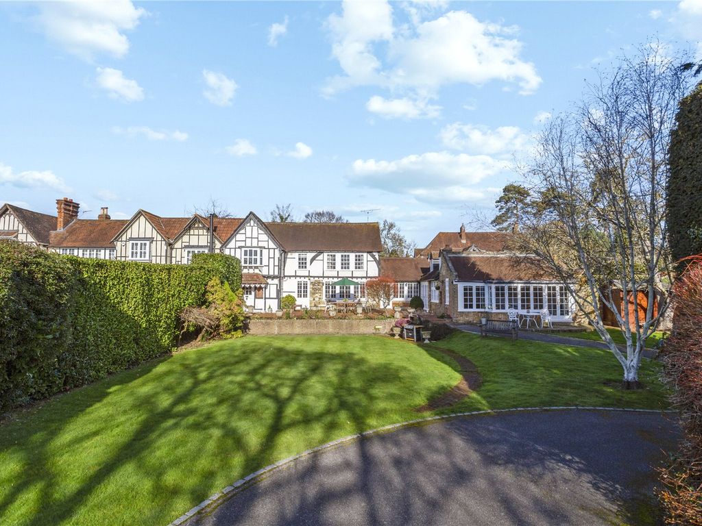 3 bed detached house for sale in High Street, Taplow, Maidenhead