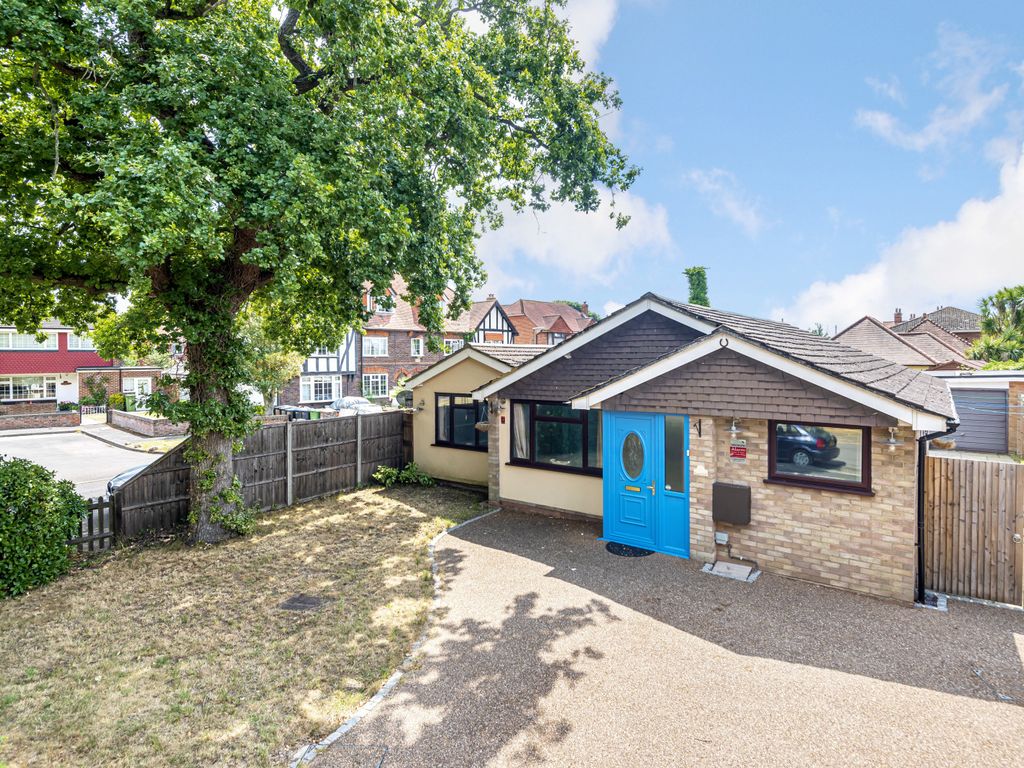 4 bed bungalow for sale in Kingfield Close, Woking GU22 Zoopla