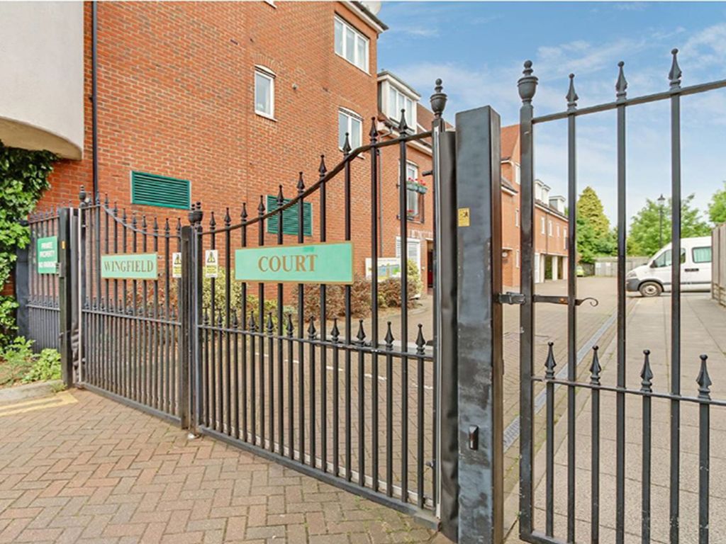 2 bed flat to rent in Wingfield Court, Banstead SM7, £1,750 pcm Zoopla