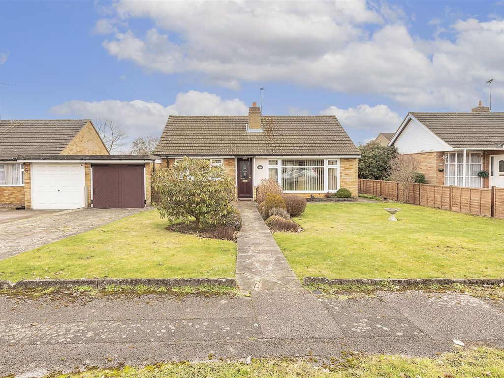 2 bed bungalow for sale in Swans Close, St.Albans AL4, £550,000 Zoopla