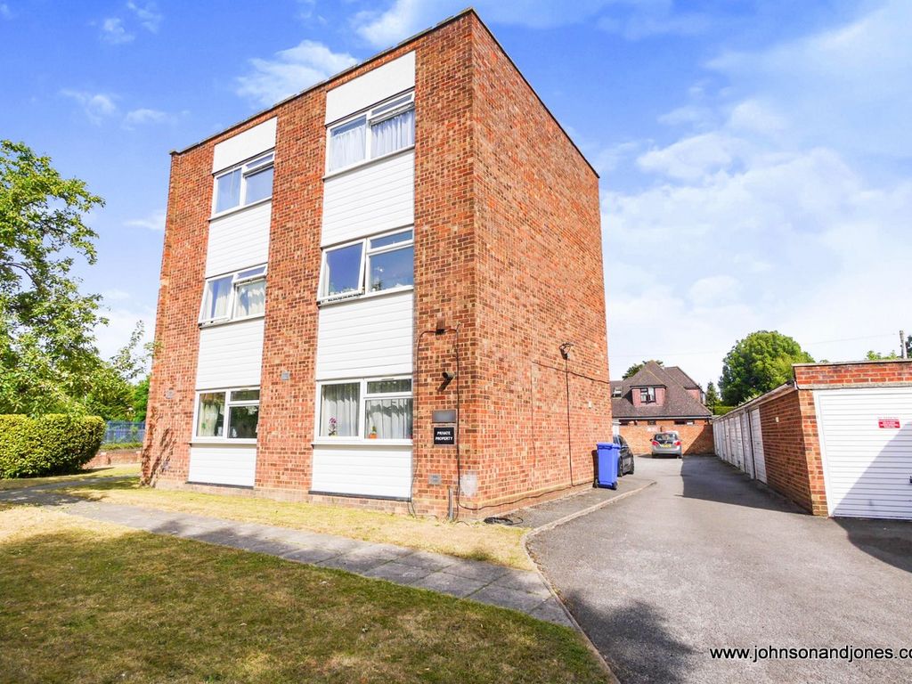 1 bed flat to rent in Gresham Road, StainesUponThames TW18, £1,100