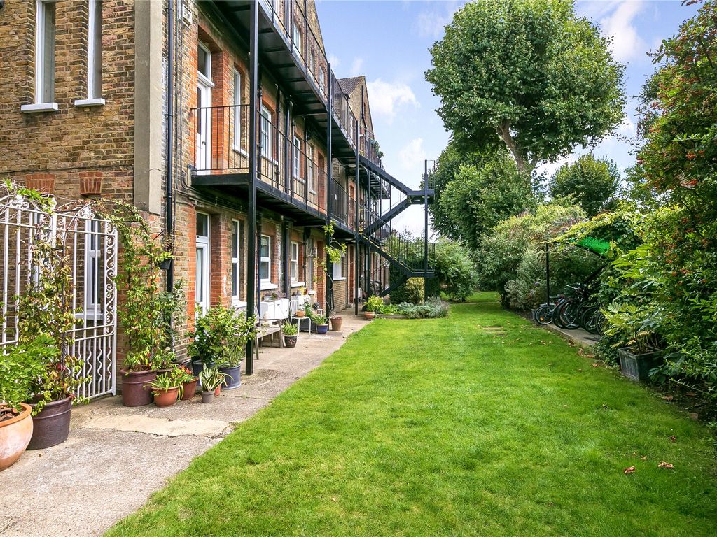 2 bed flat for sale in Upper Richmond Road West, East Sheen SW14, £