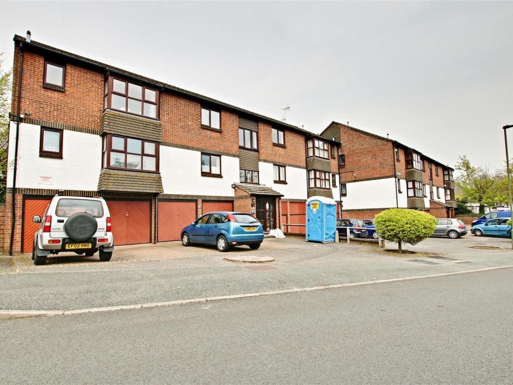 2 bed flat to rent in Mitchell Road, Orpington BR6 Zoopla