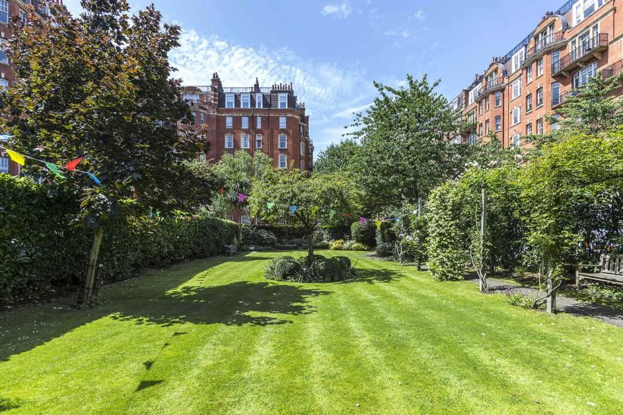 Oakwood Court, Holland Park, Kensington W14