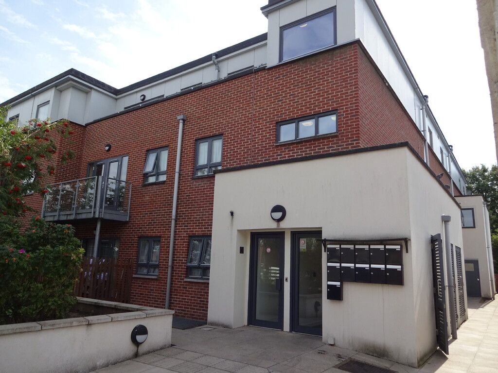 2 bed flat to rent in Top Floor Two Bed Apartment, Sunningdale Gardens