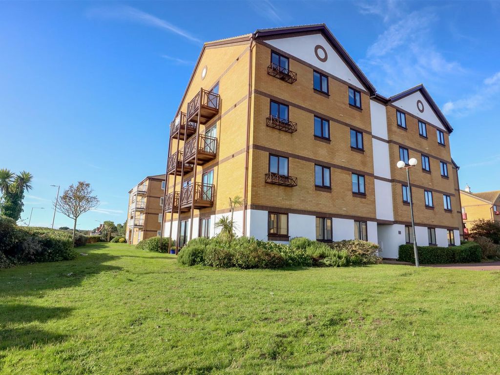 2 bed flat for sale in Connaught Gardens East, ClactonOnSea CO15, £