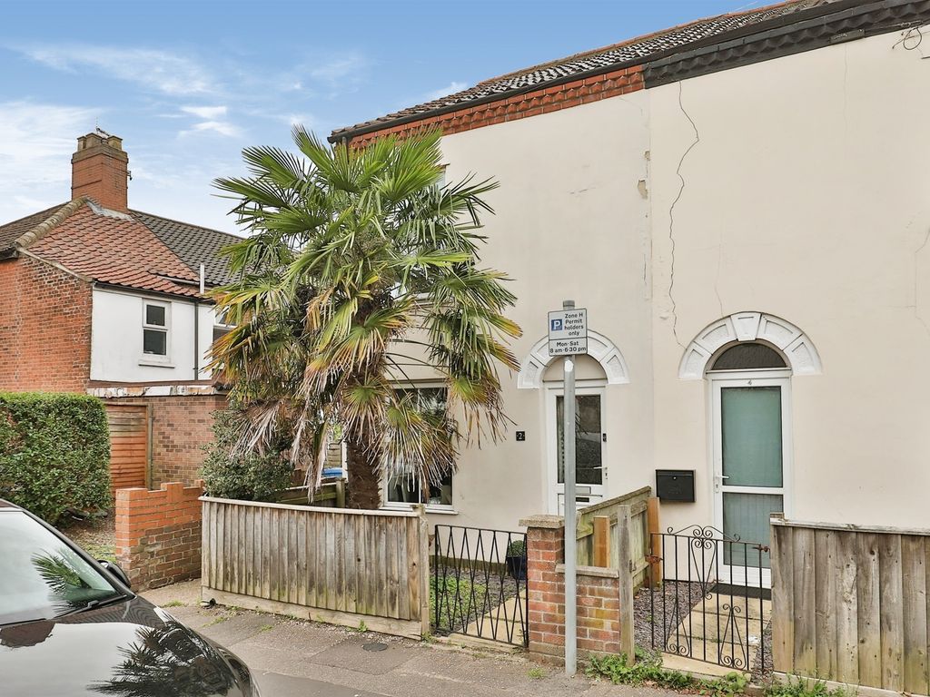 2 bed end terrace house for sale in Heath Road, Norwich NR3, £210,000