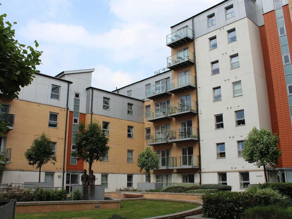 2 bed flat to rent in Queen Mary Avenue, London E18 Zoopla