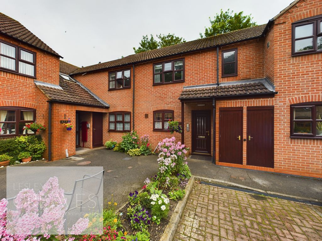 2 bed flat for sale in Elmsdale Gardens, Burton Joyce, Nottingham NG14