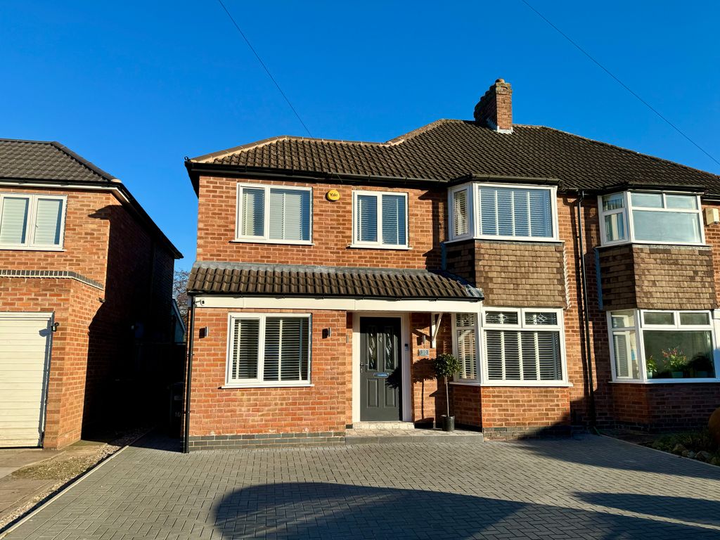 5 bed semidetached house for sale in Brook Croft, Marston Green