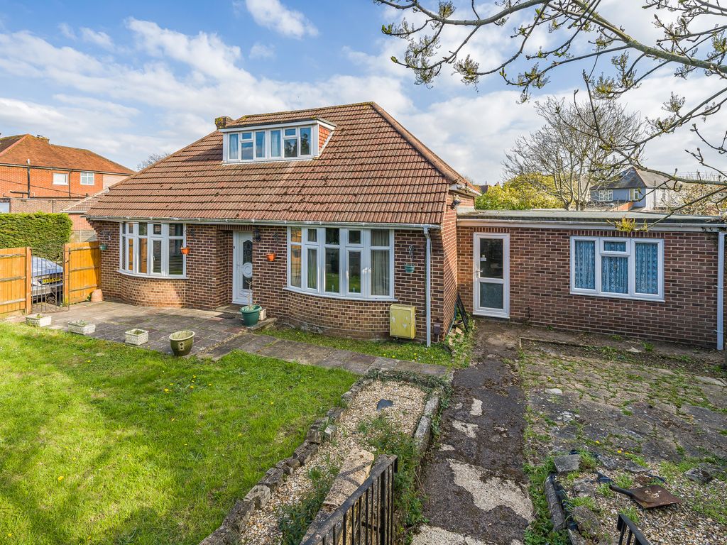 6 bed detached bungalow for sale in Botley Road, Southampton SO19, £