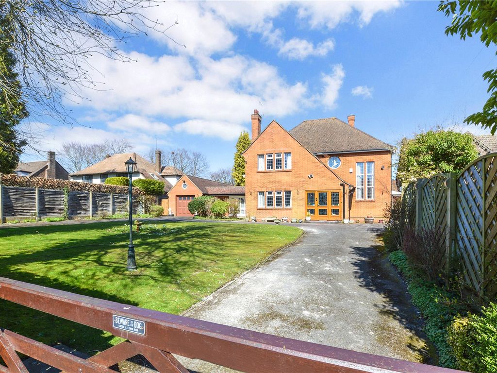 4 bed detached house for sale in The Avenue, Dunstable, Bedfordshire