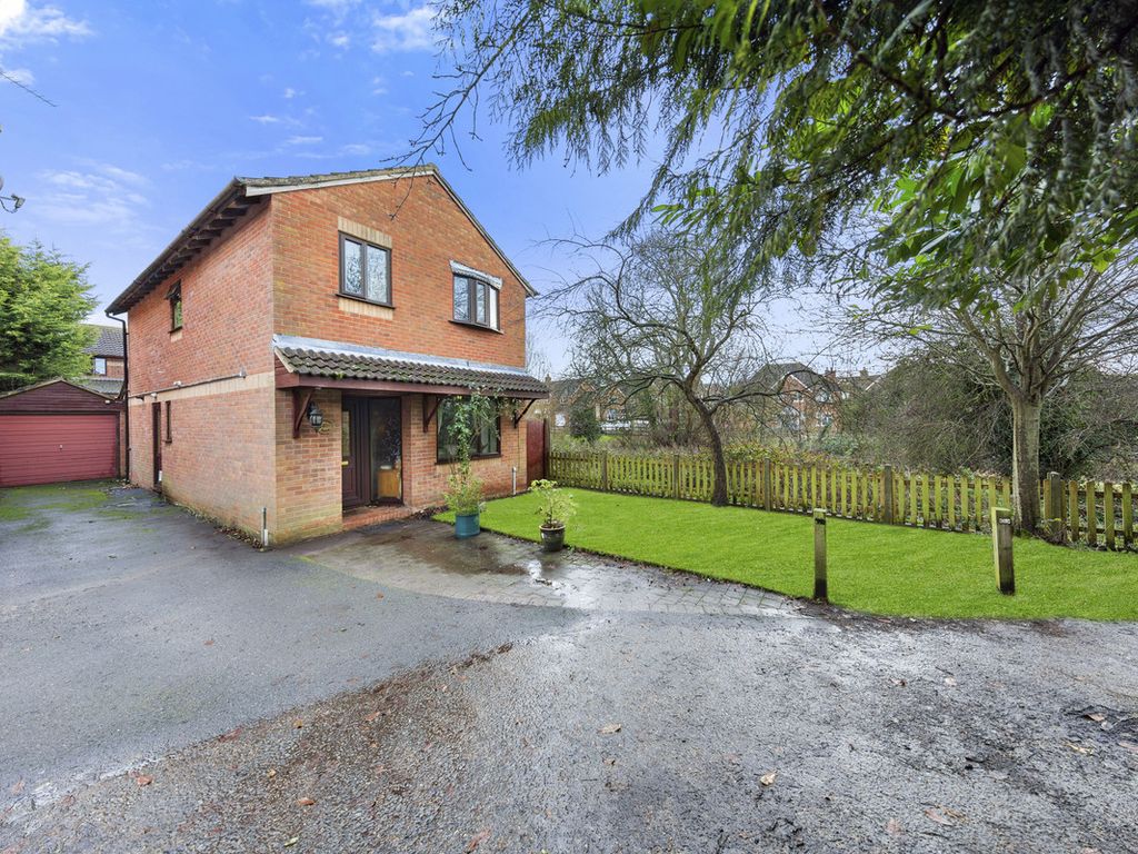 3 bed detached house for sale in Walsingham Avenue, Kettering NN15 Zoopla