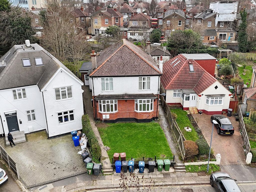 2 bed flat to rent in Argyll Gardens, Burnt Oak, Edgware HA8, £1,750