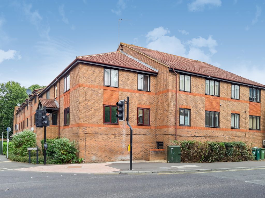 Studio to rent in Fairfield Avenue, Staines TW18 Zoopla