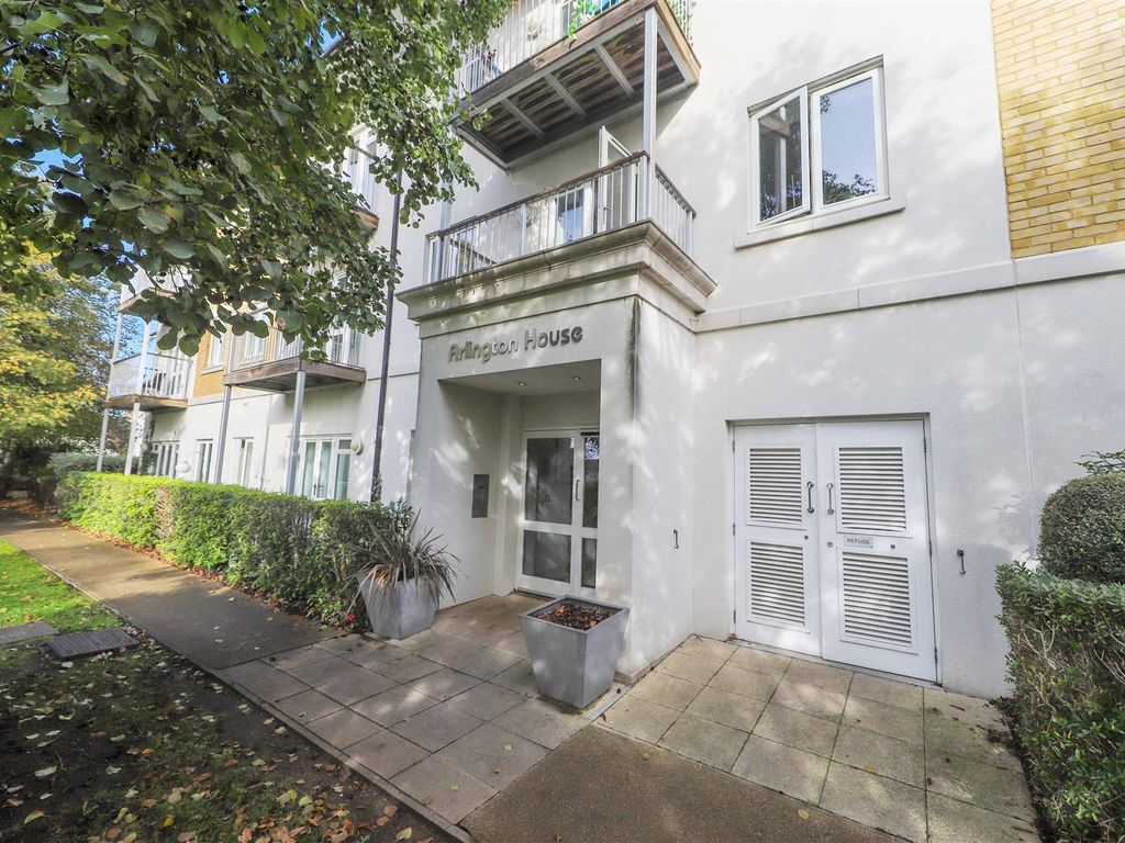 2 bed flat to rent in Park Lodge Avenue, West Drayton UB7, £1,750 pcm