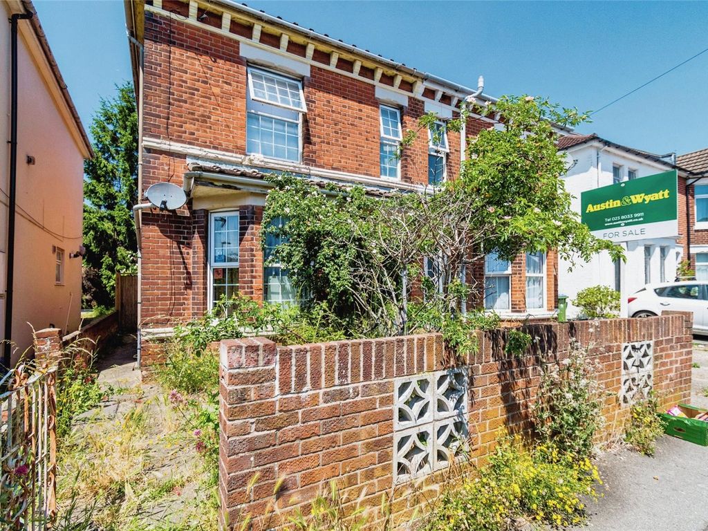 4 bed semidetached house for sale in Morris Road, Southampton