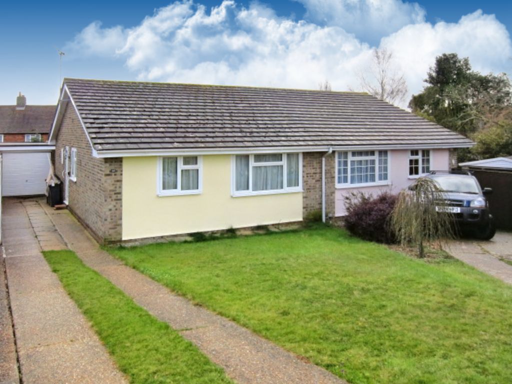 2 bed semidetached bungalow to rent in Fairlawns Drive, Herstmonceux
