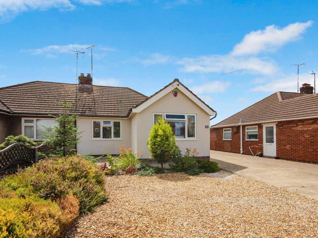 3 bed semidetached bungalow for sale in Grangeway, Rushden
