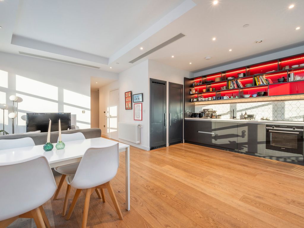 2 bed flat to rent in Defoe House, 123 City Island Way E14, £2,750 pcm