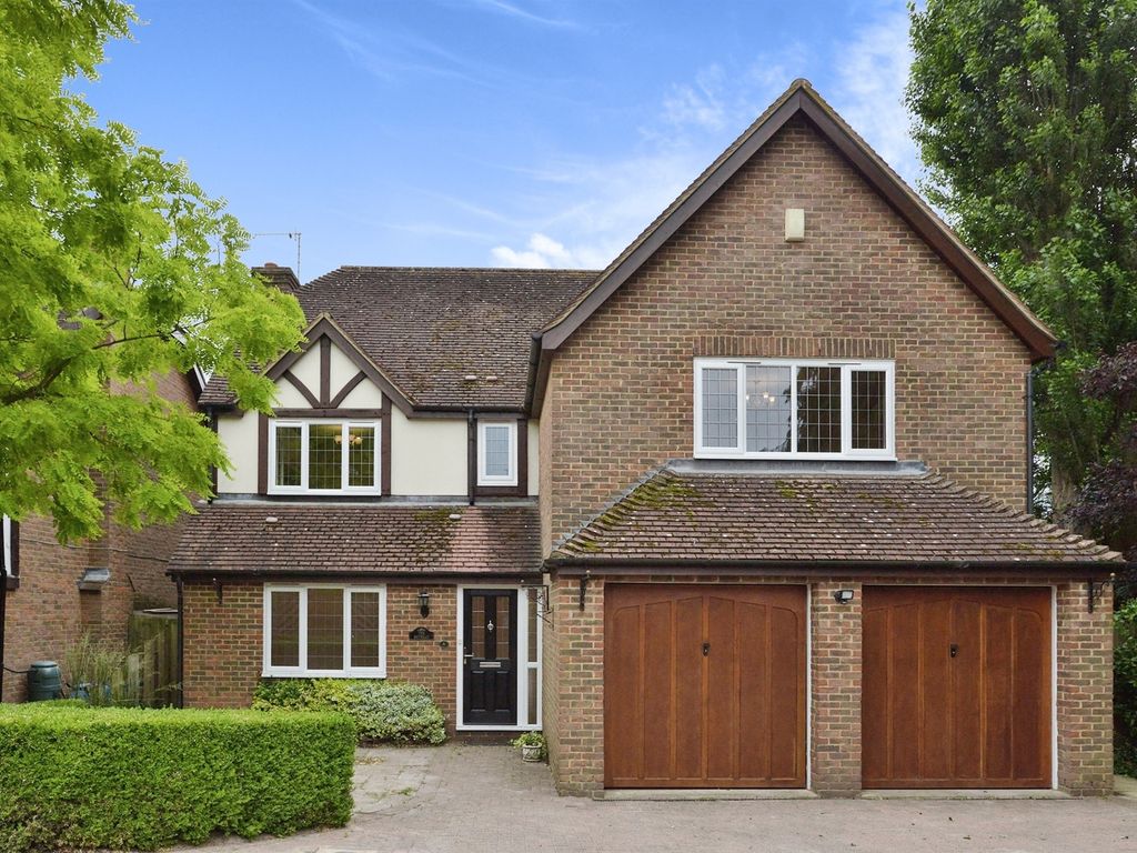 4 bed detached house for sale in Cluny Court, Wavendon Gate, Milton