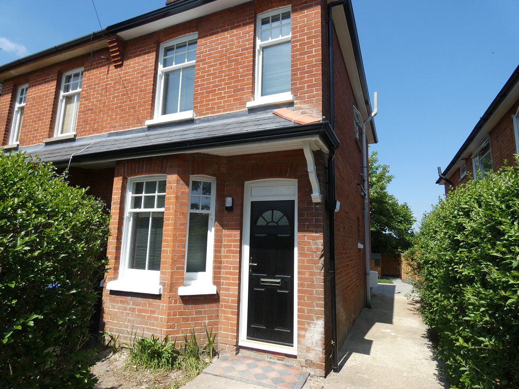 2 bed property to rent in Eaton Villas, Wych Hill, Woking GU22, £1,550