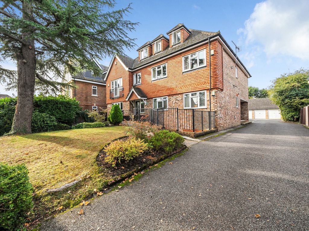 2 bed flat for sale in Wordsworth Drive, Cheam, Sutton SM3, £370,000