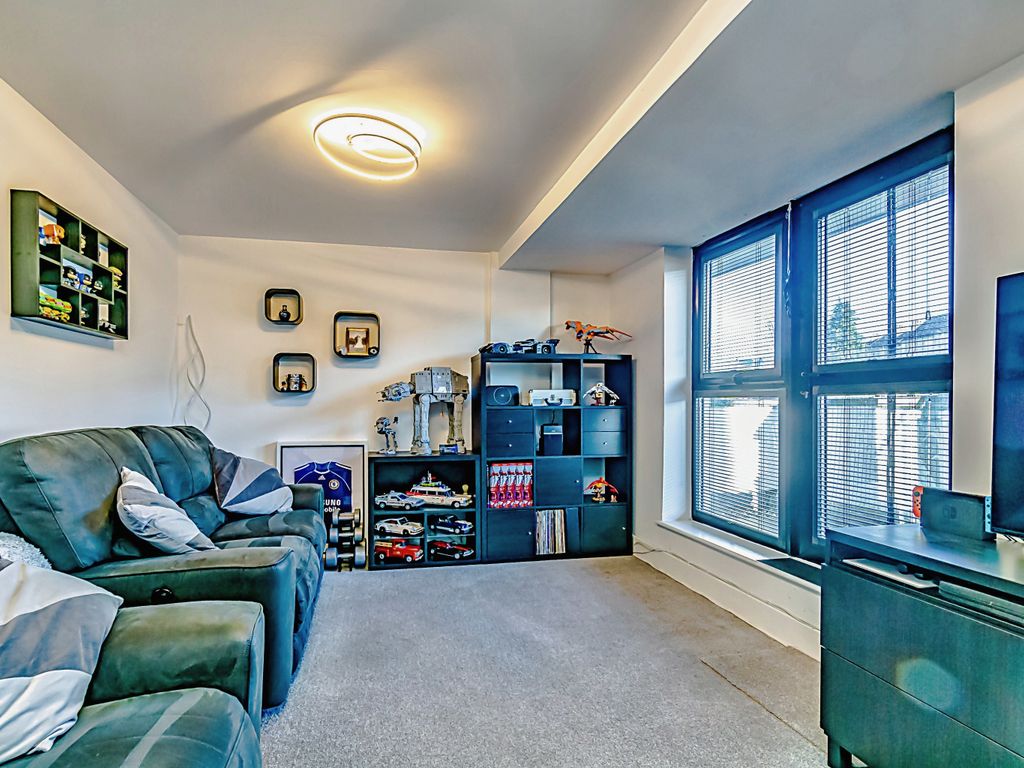 2 bed flat for sale in Croydon Road, Caterham CR3 Zoopla