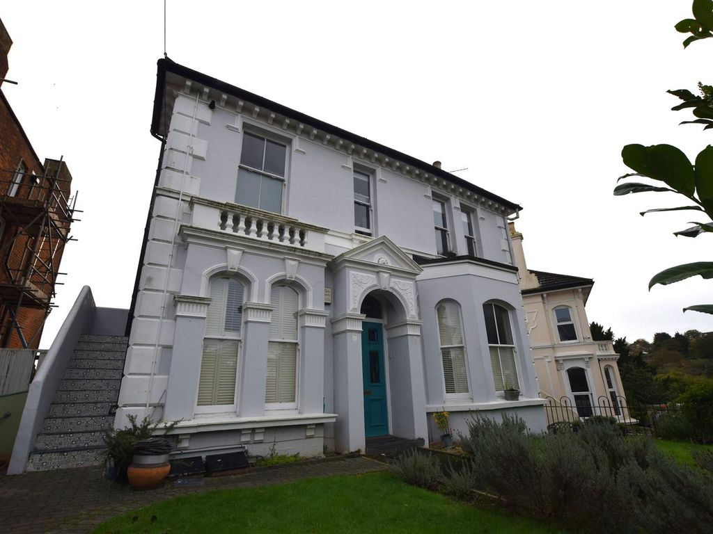 2 bed flat to rent in St. Helens Crescent, Hastings TN34, £1,200 pcm