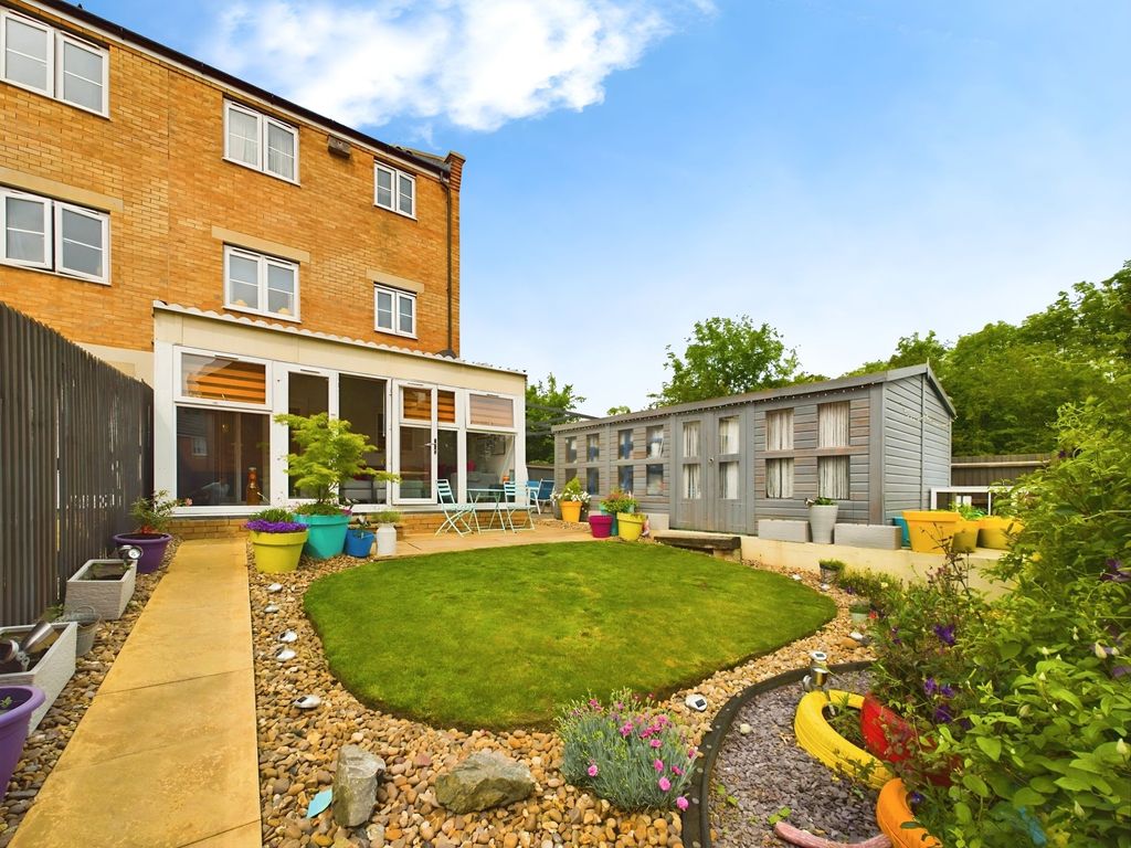 4 bed end terrace house for sale in Shipton Grove, Hempsted