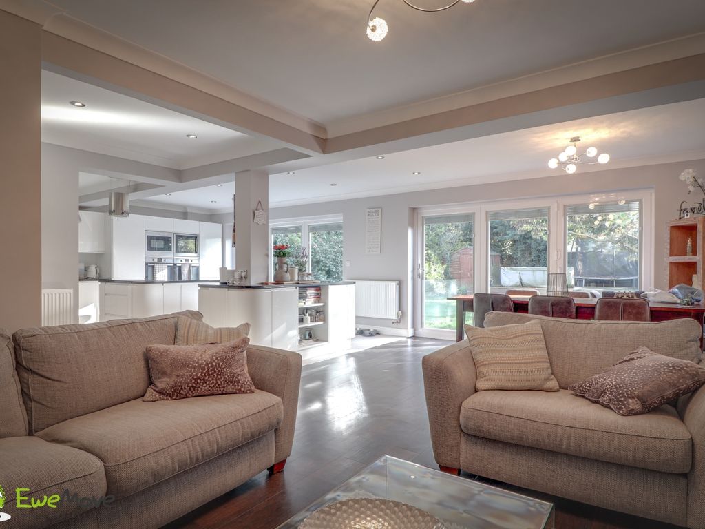 4 bed semidetached house for sale in Greenways, Luton, Bedfordshire