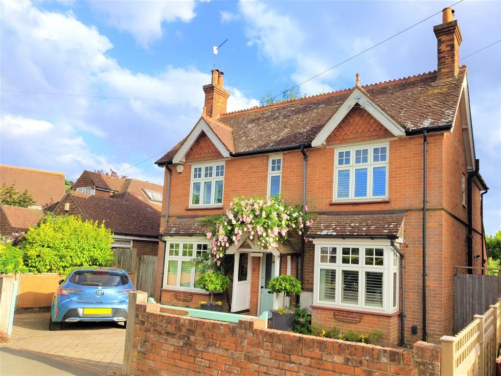 4 bed detached house for sale in Mead Road, Cranleigh GU6, £985,000
