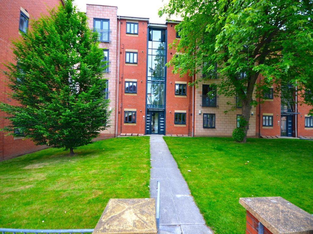 2 bed flat to rent in Stretford Road, Hulme, Manchester M15, £1,200 pcm