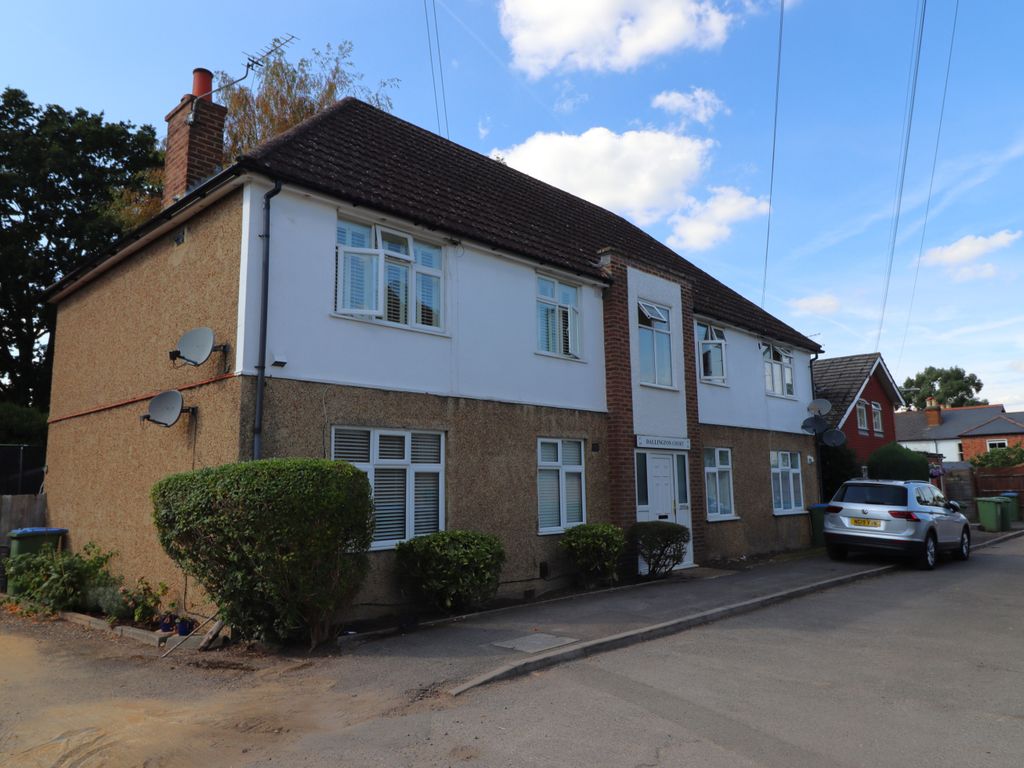2 bed flat to rent in Dallington Close, Hersham, Surrey KT12, £1,375