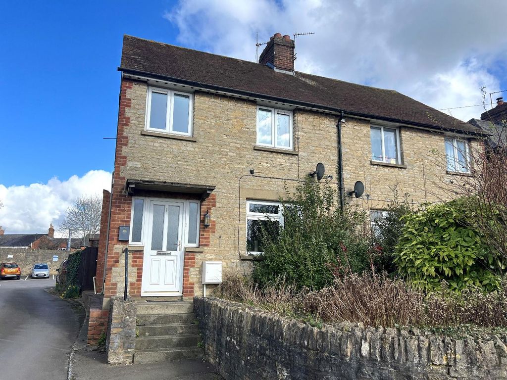 3 bed end terrace house for sale in Hailles Gardens, Bicester OX26, £