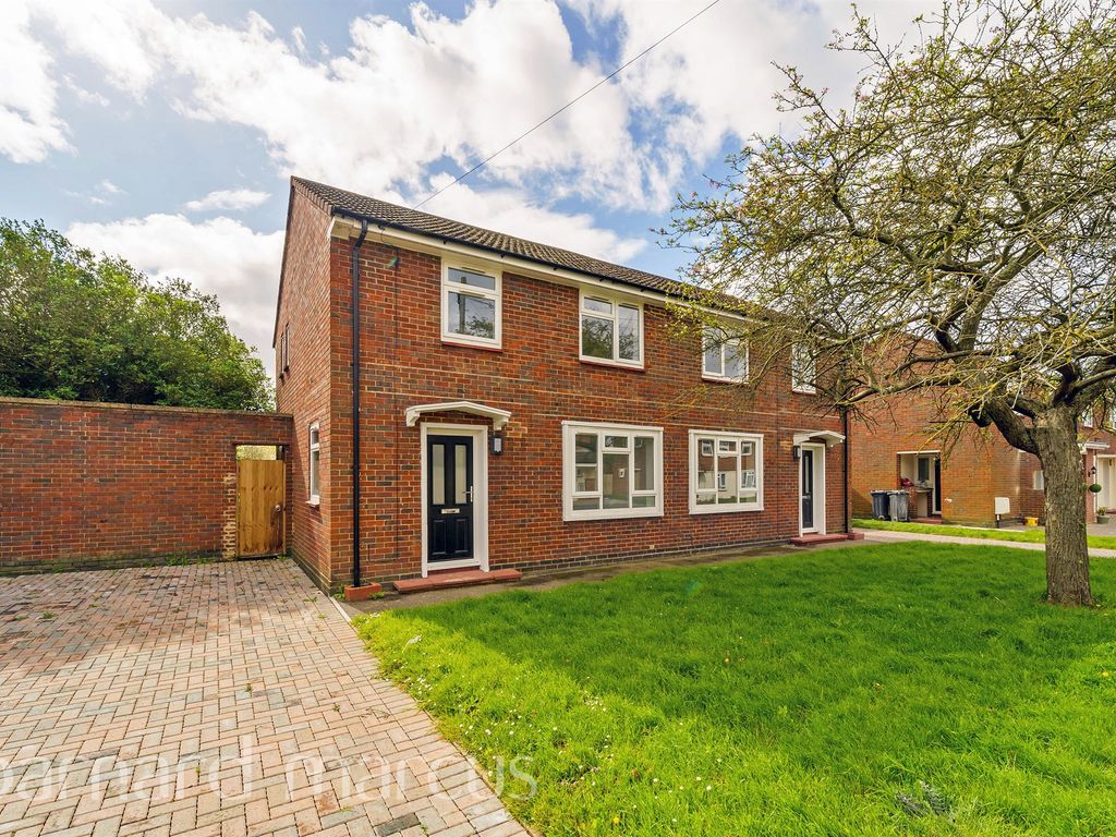3 bed semidetached house for sale in Beavers Crescent, Hounslow TW4, £